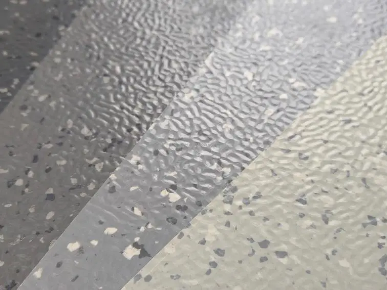 The difference between rubber flooring and homogeneous PVC flooring